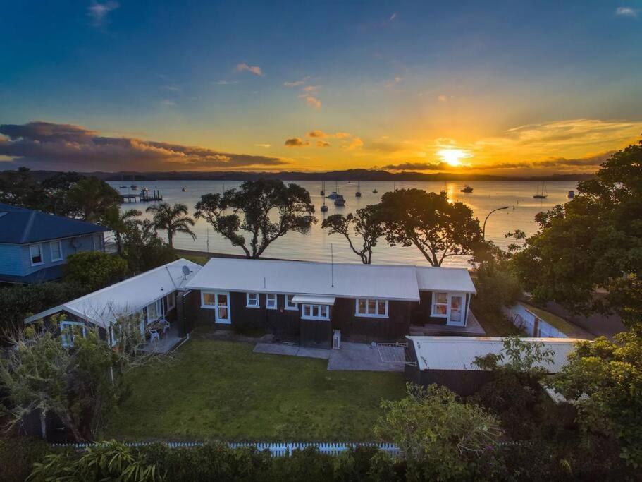 Last On The Strand, Russell - The Boathouse Exterior photo